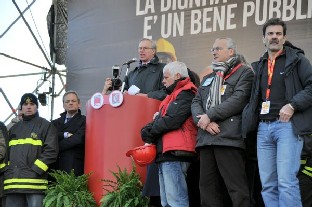 Il segretario nazionale della FPCGIL Medici, Massimo Cozza, sul palco del 13 a Roma