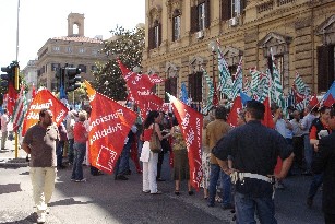 foto manifestanti davanti il ministero